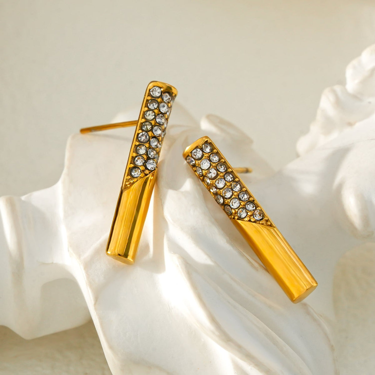 Boucles d'oreilles clous barre serties de zircons pavé minimalistes VOLTAMI Gold