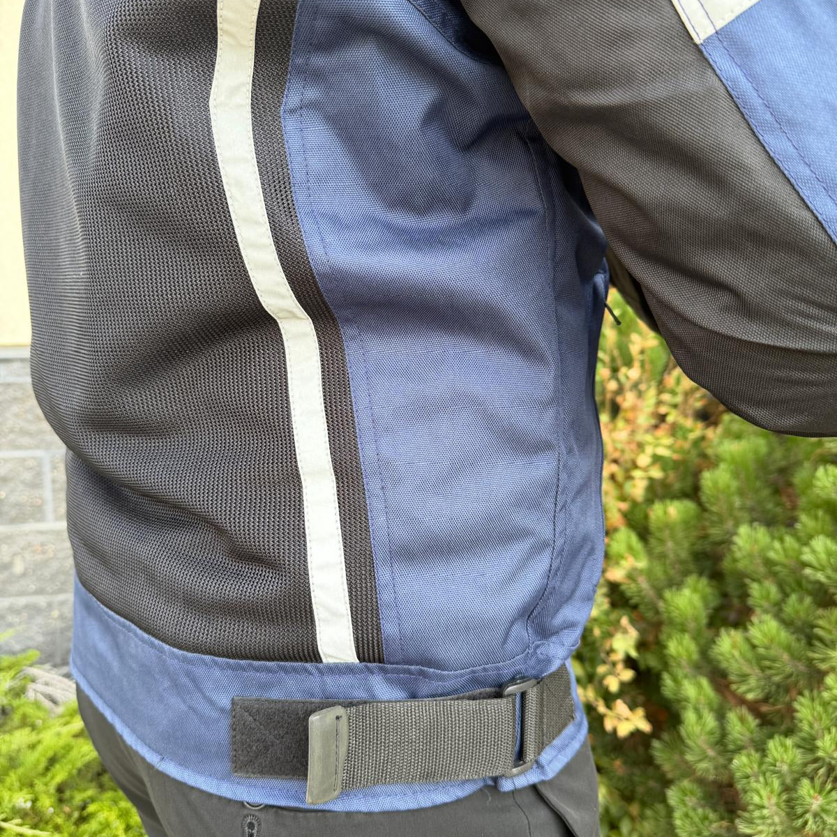 Blouson moto textile pour homme. Protections, bandes réfléchissantes et poches multiples