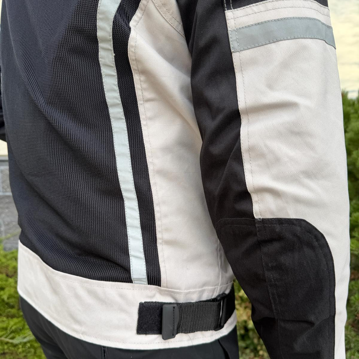 Blouson moto textile pour homme. Protections, bandes réfléchissantes et poches multiples