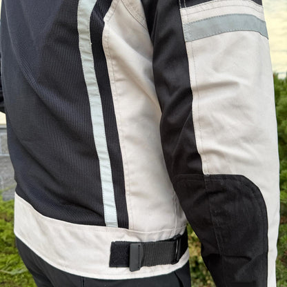 Blouson moto textile pour homme. Protections, bandes réfléchissantes et poches multiples