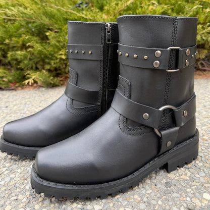 Bottes moto en cuir pour femmes. Cuir de vachette noir avec brides cloutées et fermeture éclair latérale