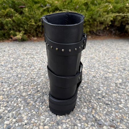 Bottes moto en cuir pour femmes. Cuir de vachette noir avec brides cloutées et fermeture éclair latérale
