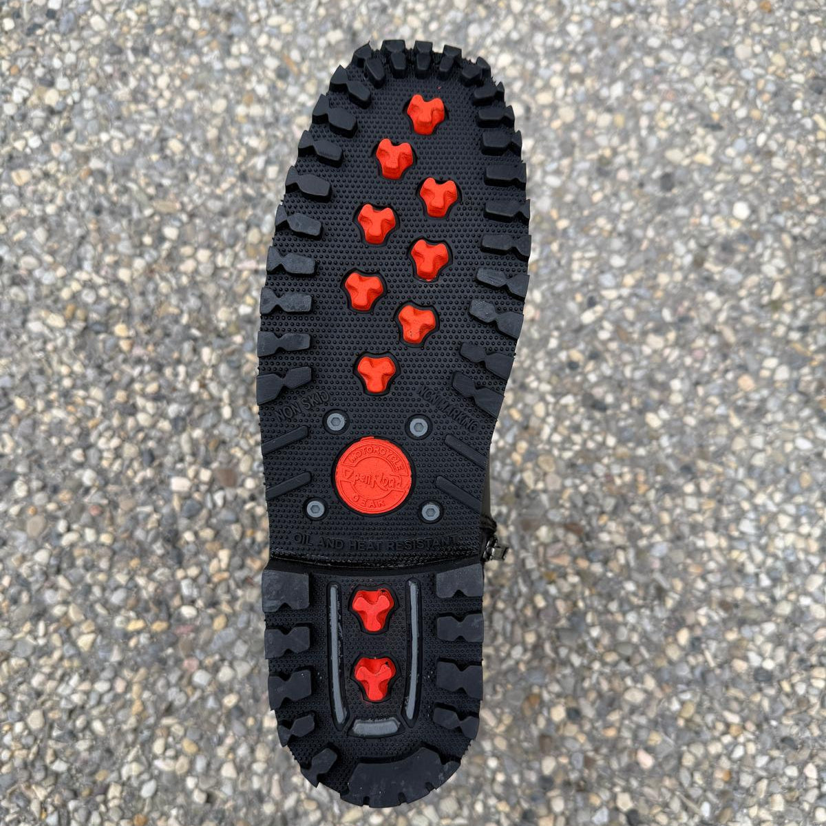 Bottes moto en cuir pour femmes. Cuir de vachette noir avec brides cloutées et fermeture éclair latérale