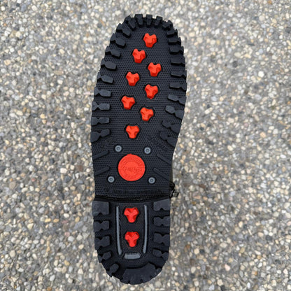 Bottes moto en cuir pour femmes. Cuir de vachette noir avec brides cloutées et fermeture éclair latérale
