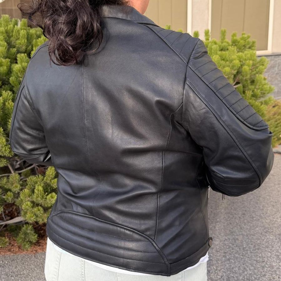 Blouson de motard pour femme en cuir d'agneau avec empiècements matelassés aux épaules