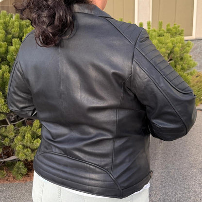 Blouson de motard pour femme en cuir d'agneau avec empiècements matelassés aux épaules