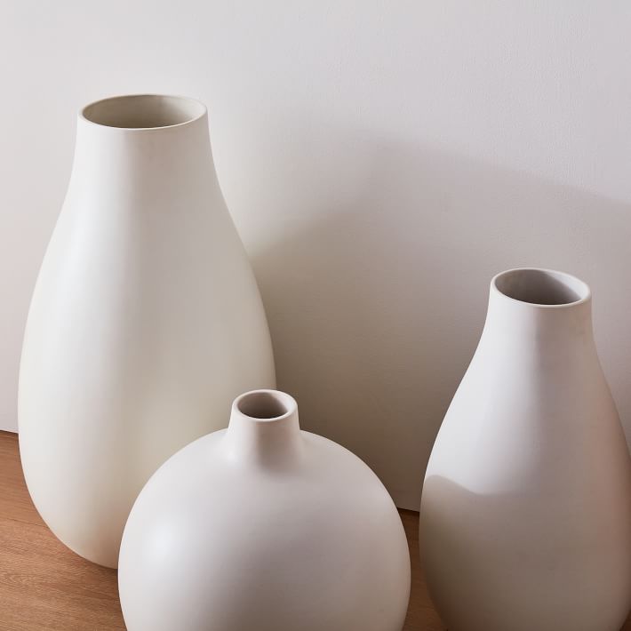 Collection de vases blancs surdimensionnés