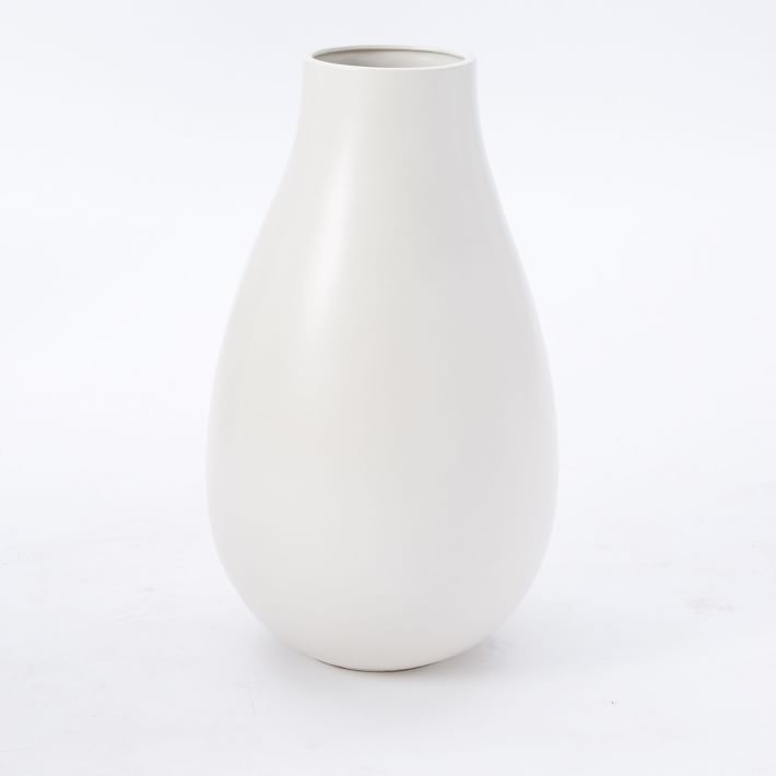 Collection de vases blancs surdimensionnés