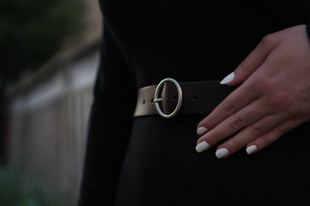 Sempre - Ceinture en cuir de vachette marron avec boucle circulaire - Fabriqué au Canada