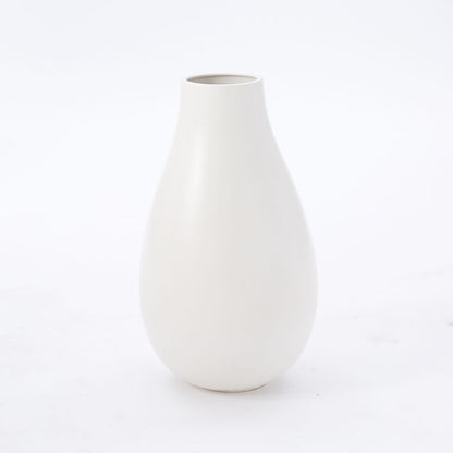 Collection de vases blancs surdimensionnés