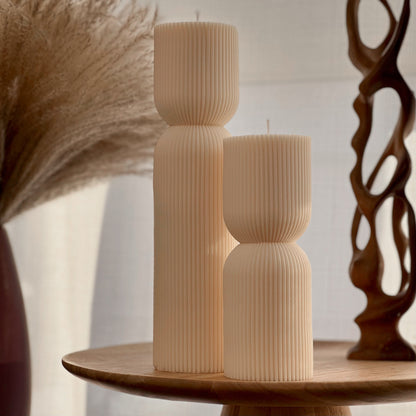 Bougie sculpturale en soja Hourglass côtelée : Pilier rayé, Décor minimaliste