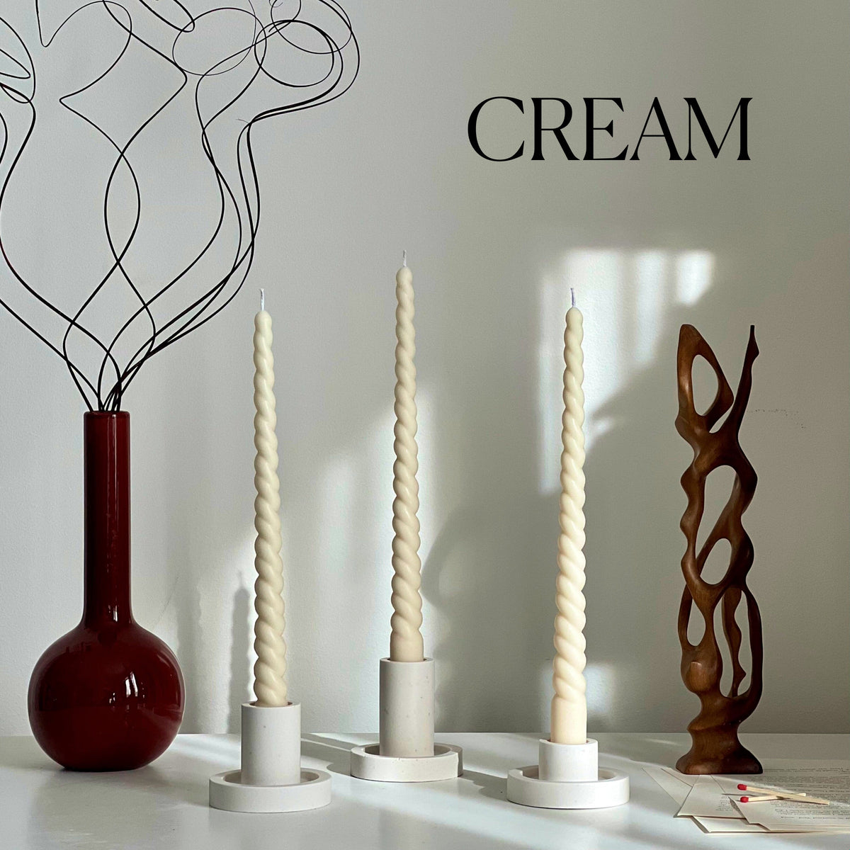 Grande bougie conique torsadée en cire de soja : Décoration pastel faite à la main