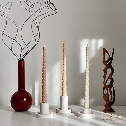 Grande bougie conique torsadée en cire de soja : Décoration pastel faite à la main