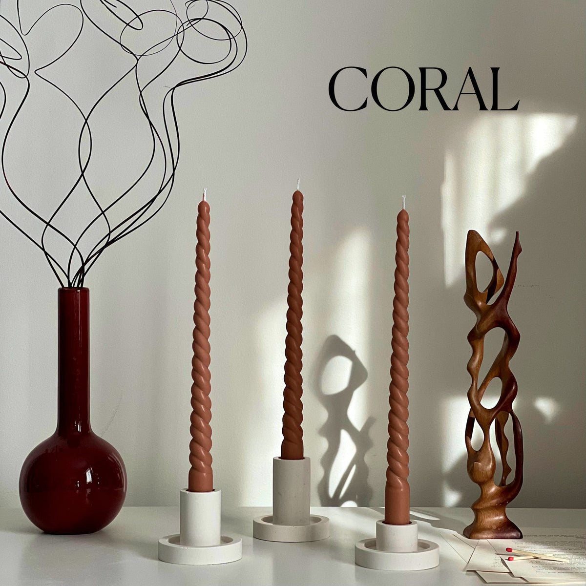 Grande bougie conique torsadée en cire de soja : Décoration pastel faite à la main