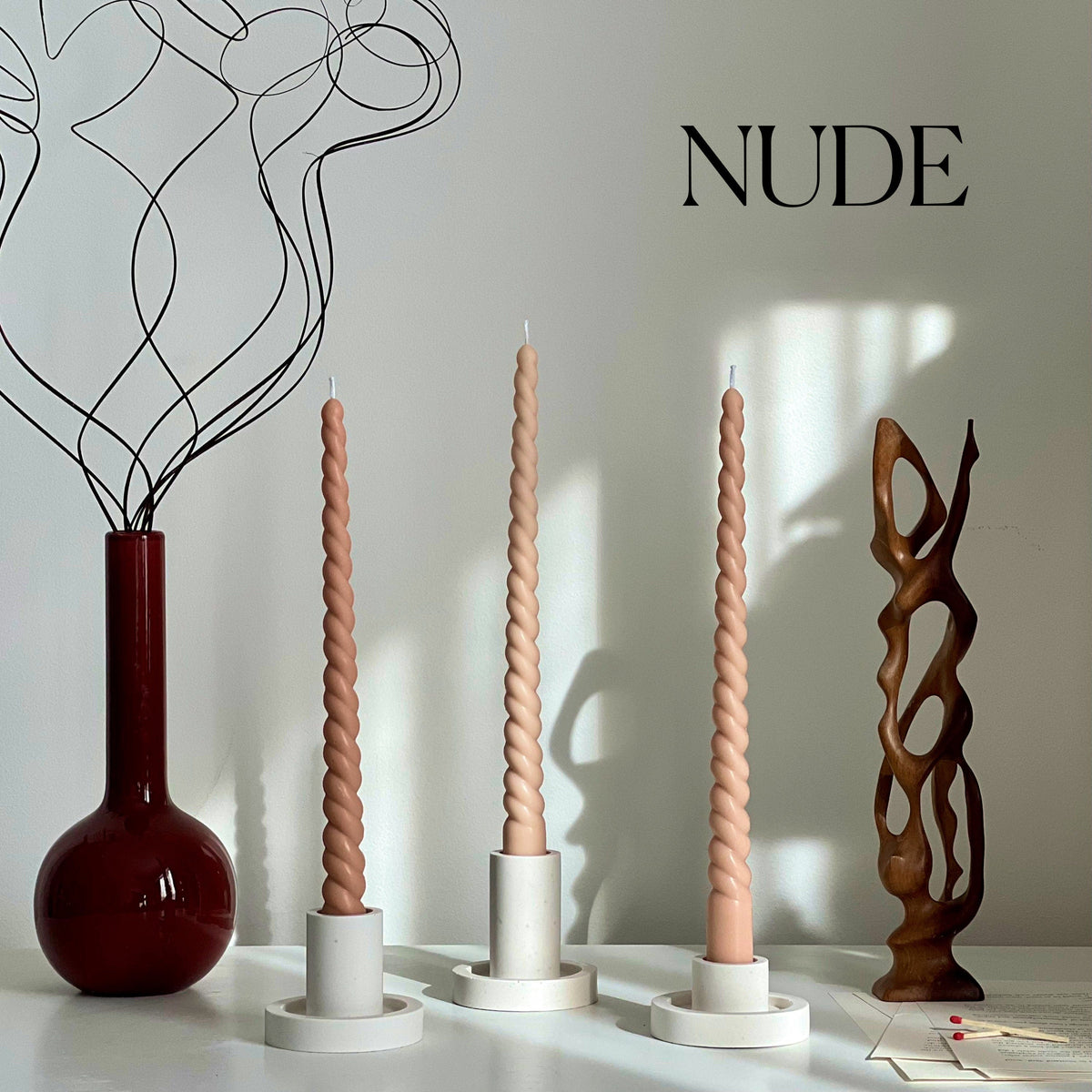 Grande bougie conique torsadée en cire de soja : Décoration pastel faite à la main