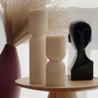 Bougie Pilier Sablier Côtelée : Bougie Sculpturale en Cire de Soja