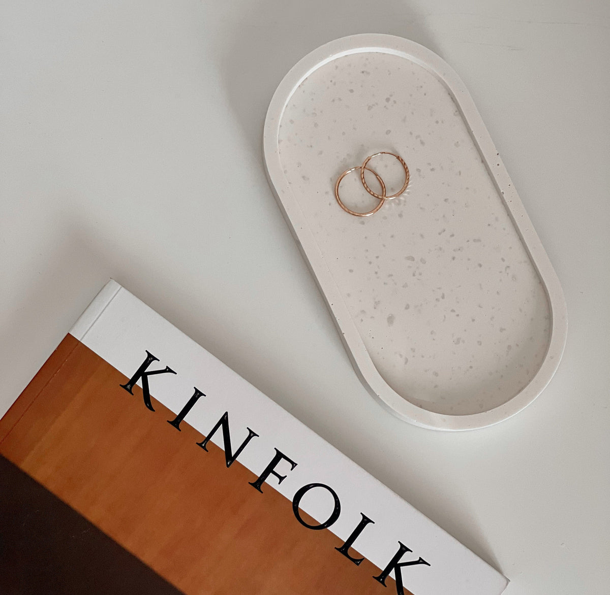 Plateau vide-poche ovale en jésmonite fait main : Décoration scandinave