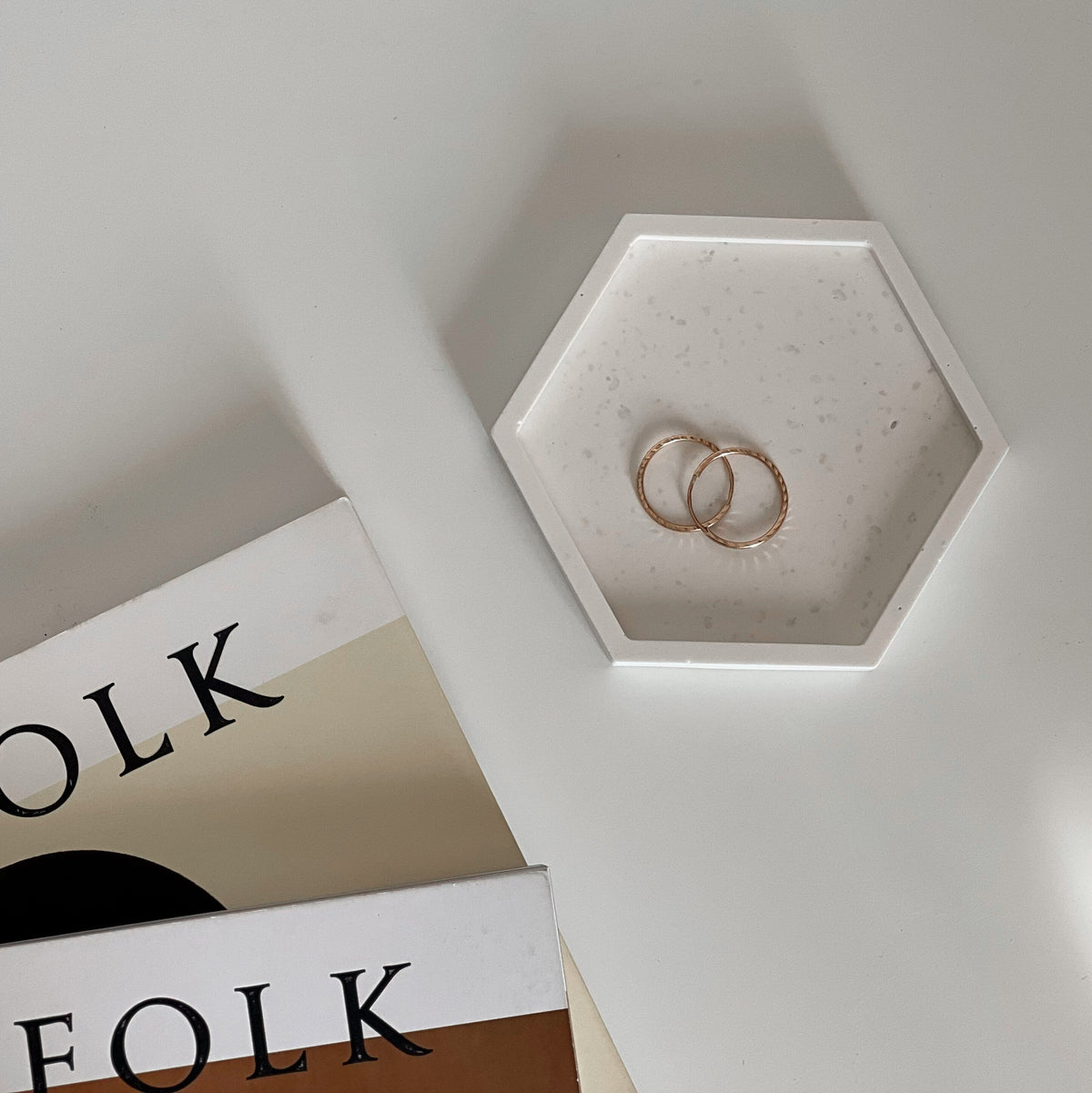 Plateau à bibelots hexagonal en Jesmonite : Décoration scandinave