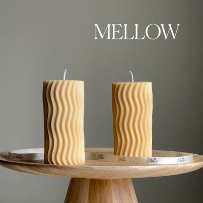 Bougie pilier ondulée à côtes faite à la main : Décoration tendance pour la maison