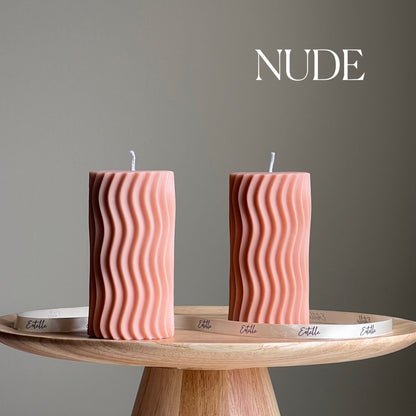 Bougie pilier ondulée à côtes faite à la main : Décoration tendance pour la maison