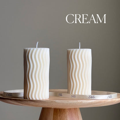 Bougie pilier ondulée à côtes faite à la main : Décoration tendance pour la maison