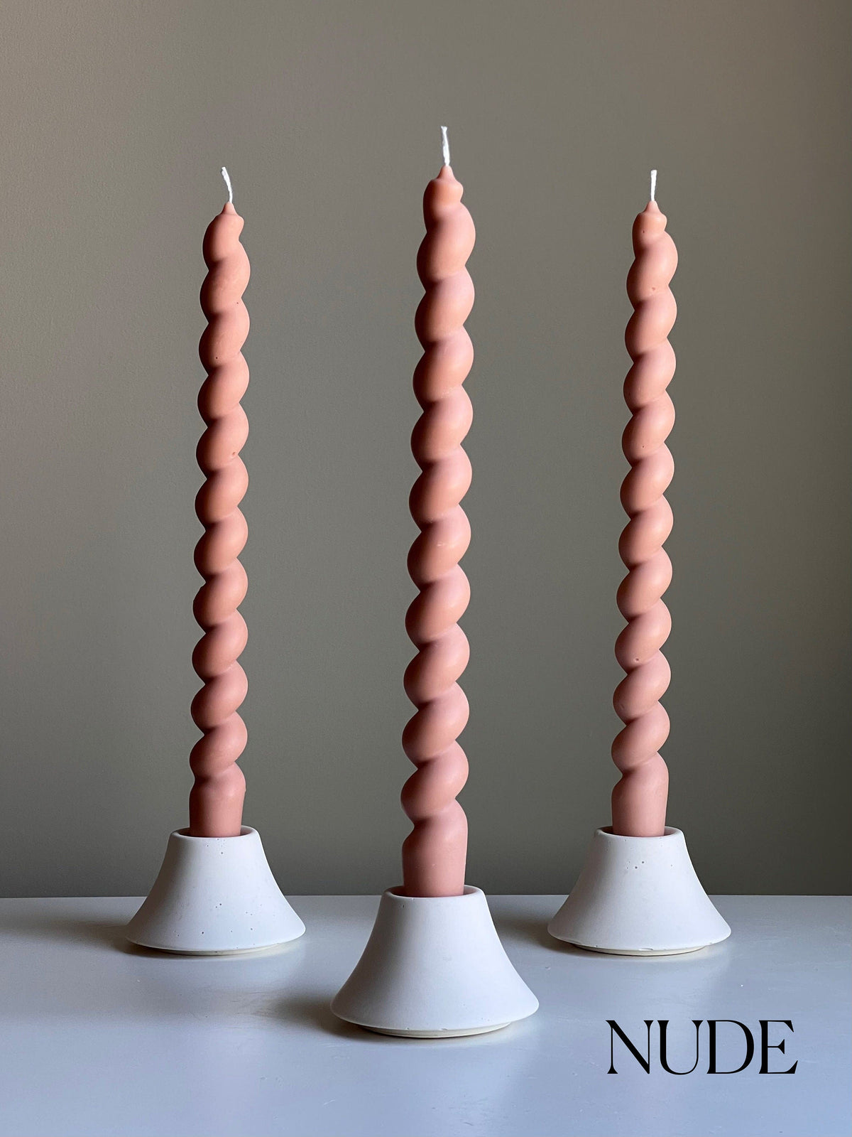 Grande bougie conique torsadée en cire de soja : Décoration pastel faite à la main