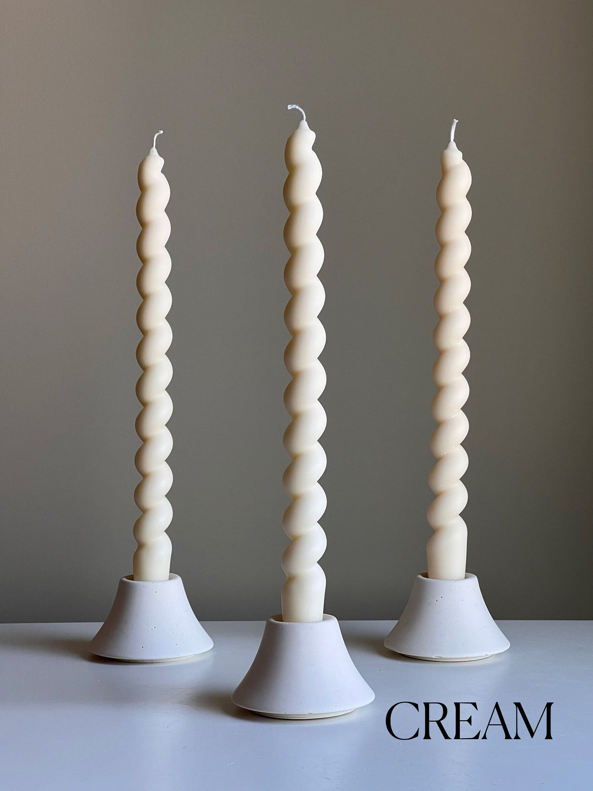 Grande bougie conique torsadée en cire de soja : Décoration pastel faite à la main