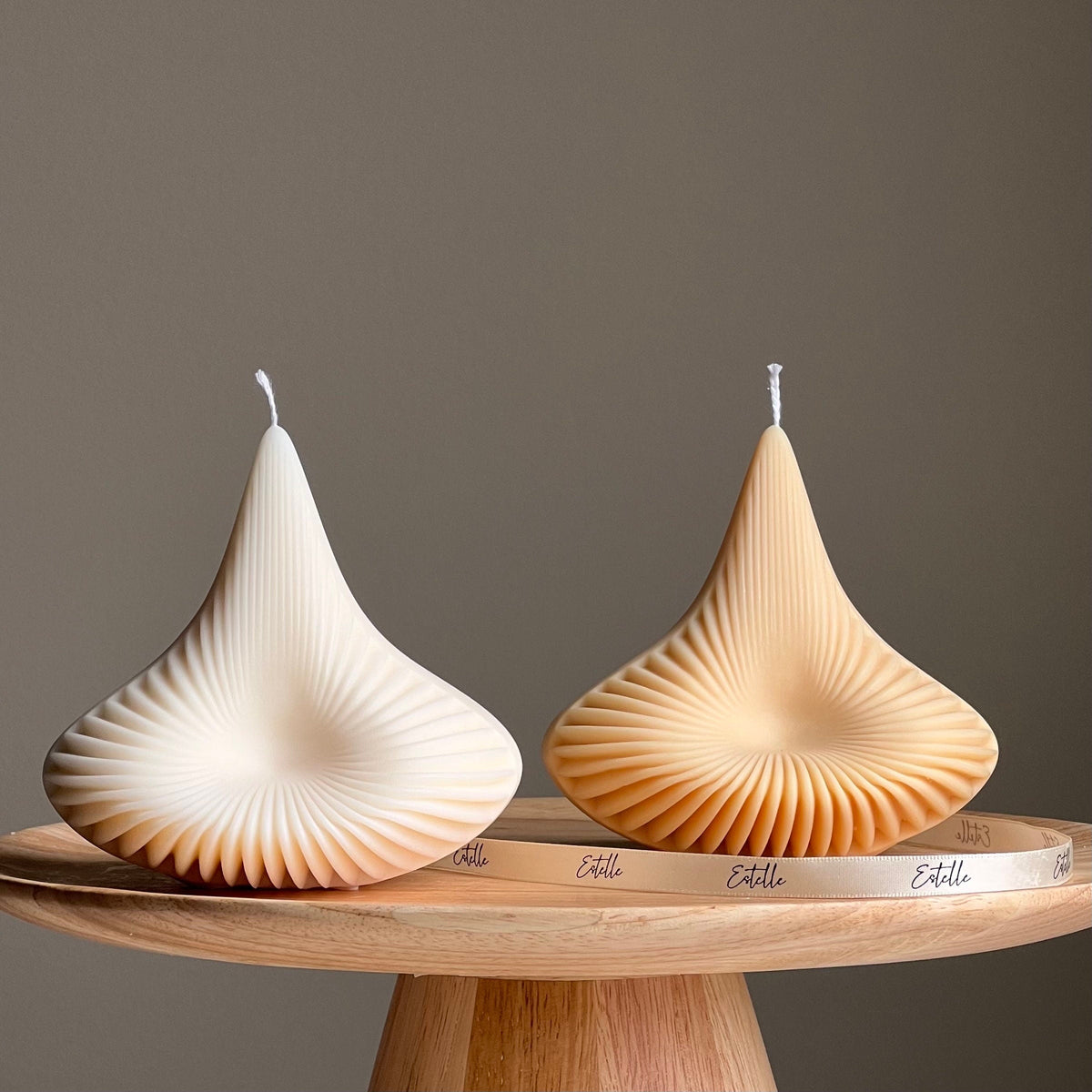 Bougie en Soja Pyramide Nervurée Faite Main | Décoration d'Intérieur Unique