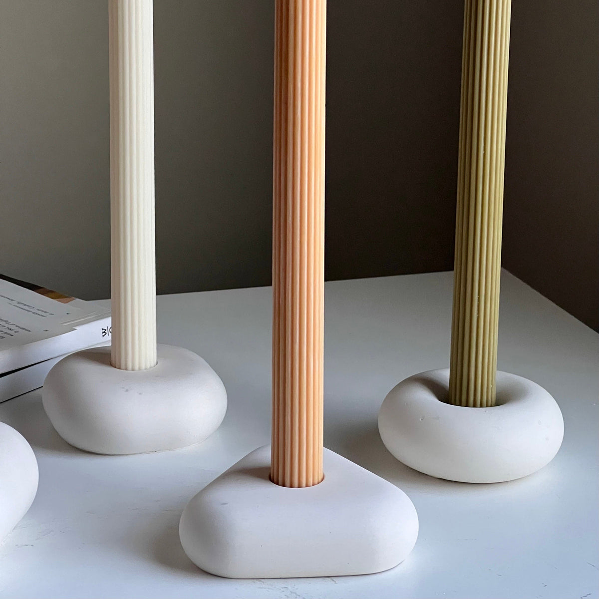 Bougeoir géométrique en jesmonite : Décoration de table minimaliste
