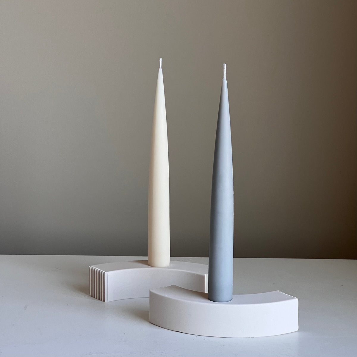 Bougeoir Minimaliste en Jesmonite : Décoration Géométrique pour Bougie Conique