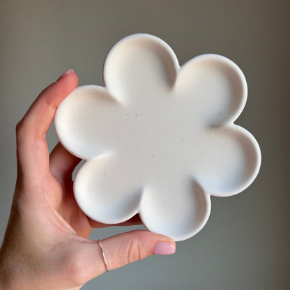 Plat à bijoux Fleur : coupelle en Jesmonite faite à la main, déco scandinave