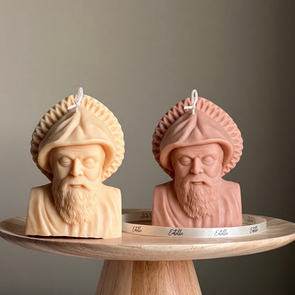Bougie buste de Saint Charbel : Pilier sculptural en cire de soja