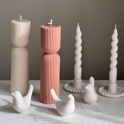 Bougie Pilier Sablier Nervurée : Bougie en Soja Sculpturale Rayée