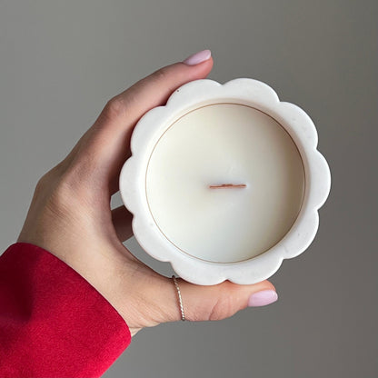 Bougie en cire de soja artisanale en forme de fleur, dans un pot en Jesmonite en forme de fleur avec mèche en bois