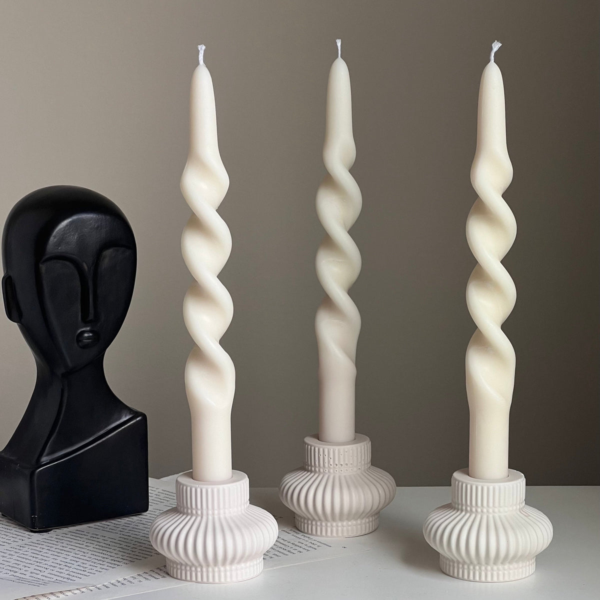 Bougeoir cannelé en jesmonite : Décoration de table minimaliste