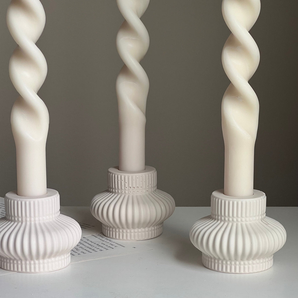 Bougeoir cannelé en jesmonite : Décoration de table minimaliste