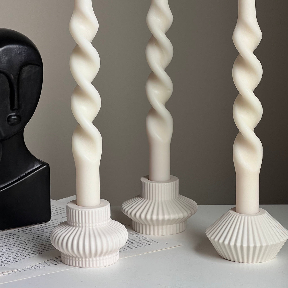 Bougeoir cannelé en jesmonite : Décoration de table minimaliste