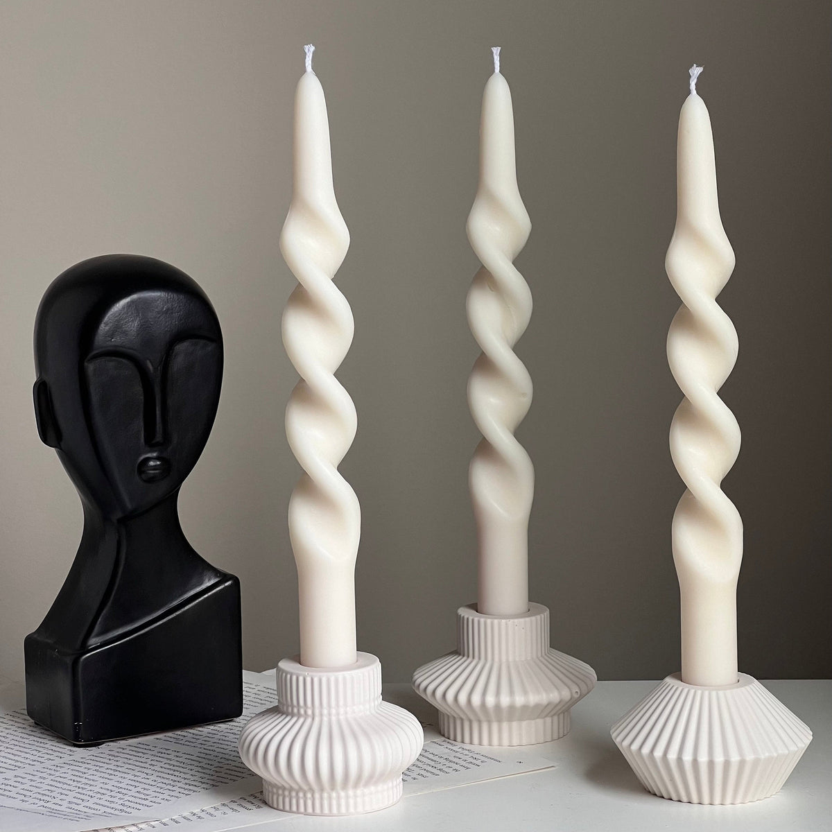 Bougeoir cannelé en jesmonite : Décoration de table minimaliste