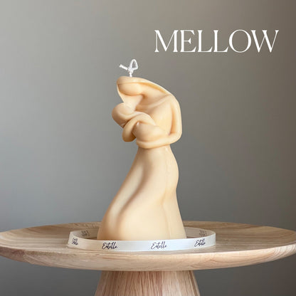 Bougie pilier sculpturale Mère et Enfant en cire de soja coulée à la main