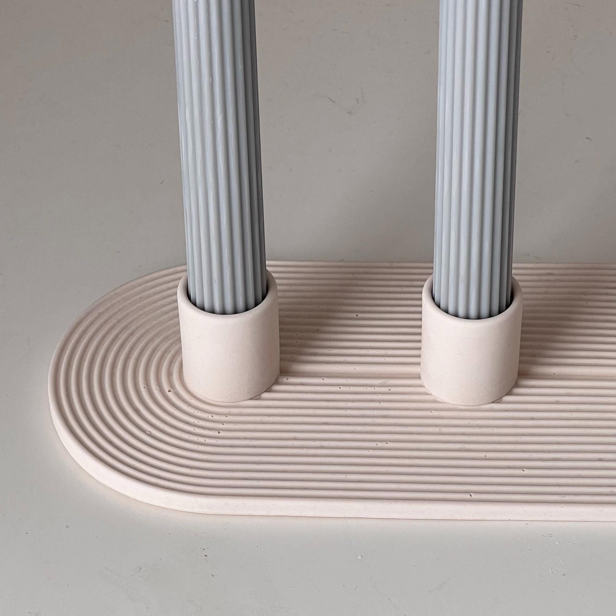Bougeoir géométrique en Jesmonite : Centre de table minimaliste à 3 bougies