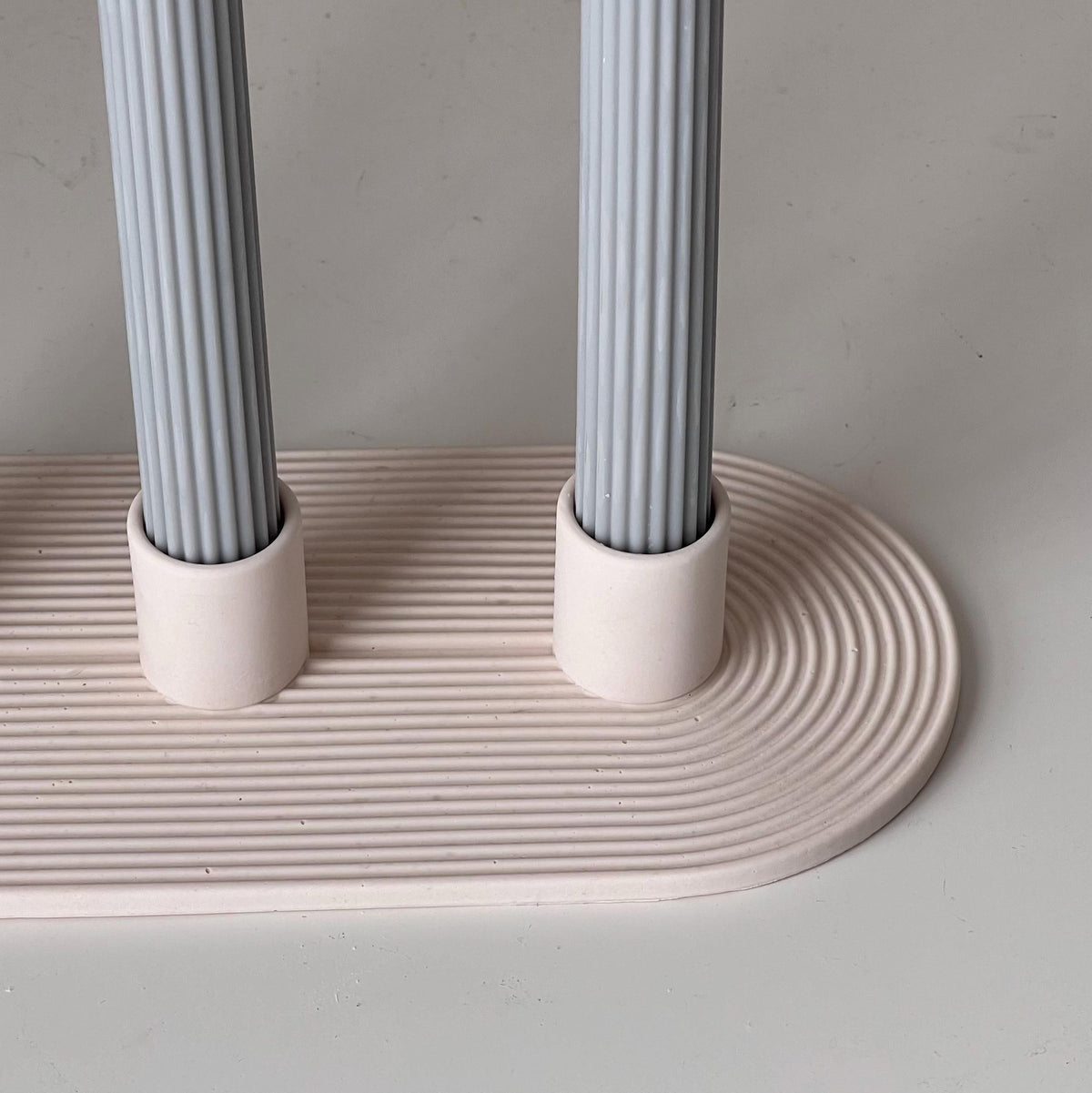 Bougeoir géométrique en Jesmonite : Centre de table minimaliste à 3 bougies