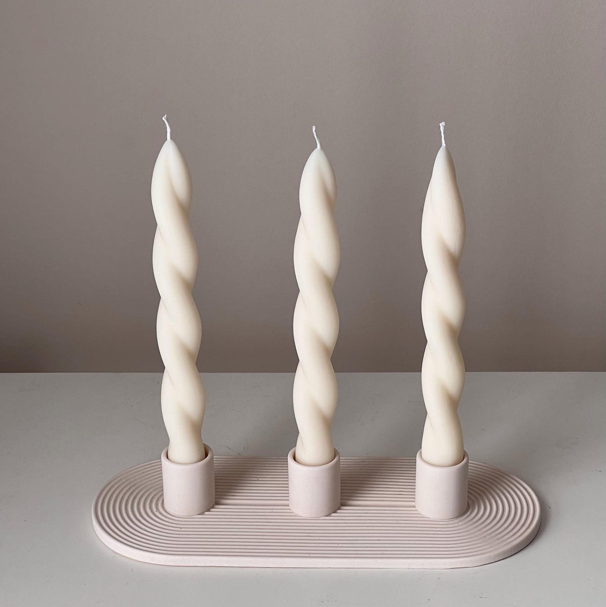 Bougeoir géométrique en Jesmonite : Centre de table minimaliste à 3 bougies