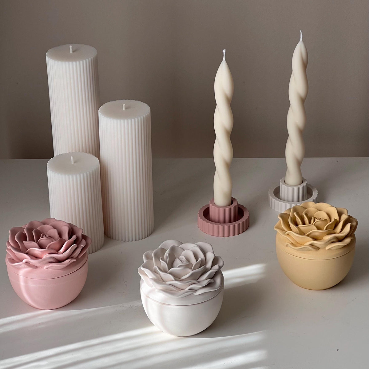 Bougie parfumée à la cire de soja et à la rose dans un pot en Jesmonite : Bougie parfumée faite à la main