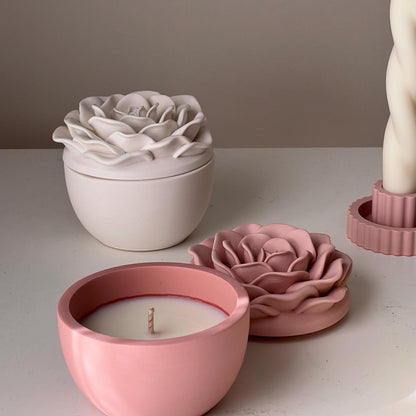 Bougie parfumée à la cire de soja et à la rose dans un pot en Jesmonite : Bougie parfumée faite à la main