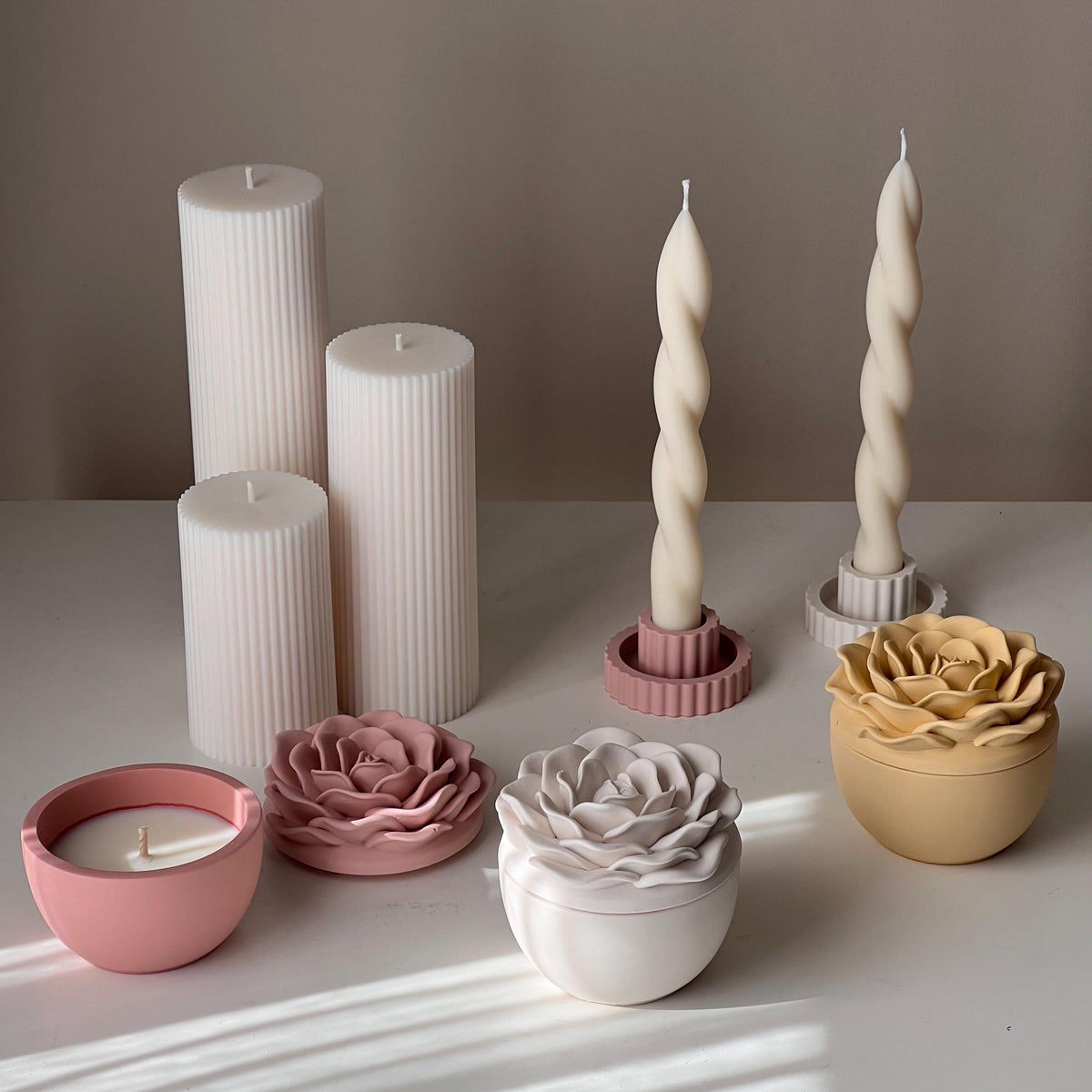Bougie parfumée à la cire de soja et à la rose dans un pot en Jesmonite : Bougie parfumée faite à la main