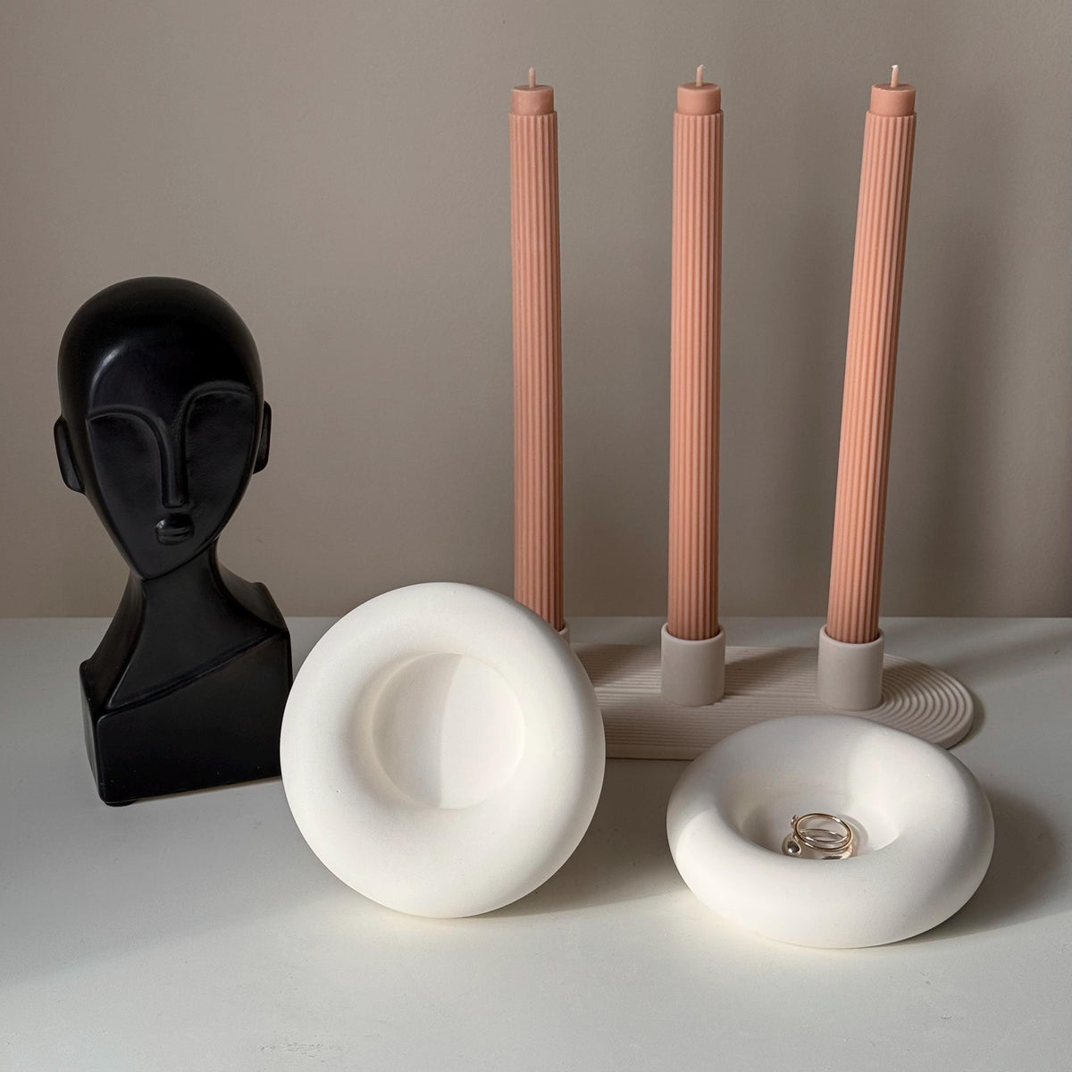 Plateau à bibelots rond fait main en Jesmonite : Décoration scandinave