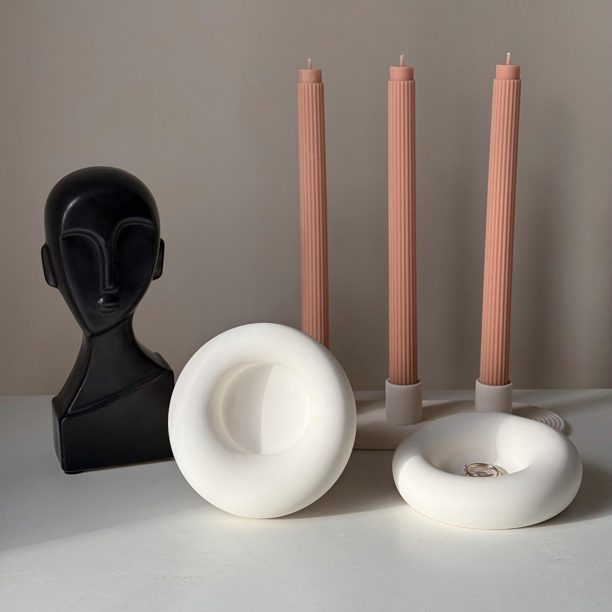 Plateau à bibelots rond fait main en Jesmonite : Décoration scandinave