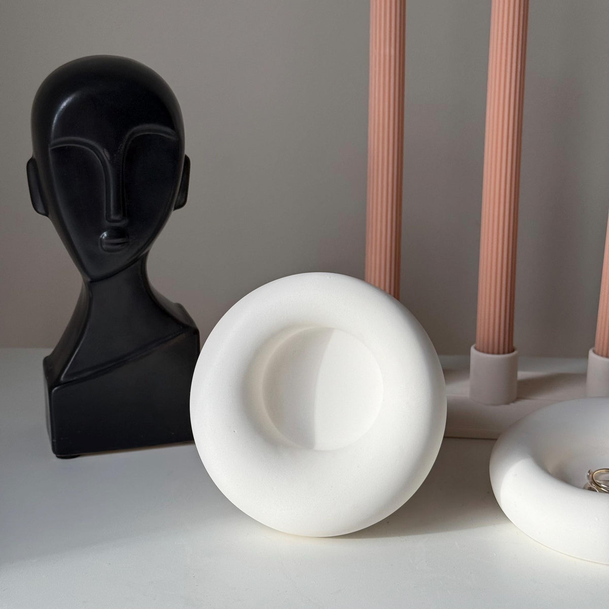 Plateau à bibelots rond fait main en Jesmonite : Décoration scandinave