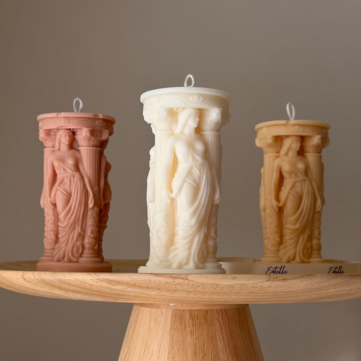 Chandelle de soja colonne grecque caryatide : Décoration intérieure faite à la main