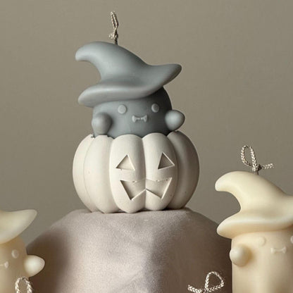 Bougie sculpturale en cire de soja fantômes d'Halloween dans une citrouille en jesmonite : Bougies sculptées à la main